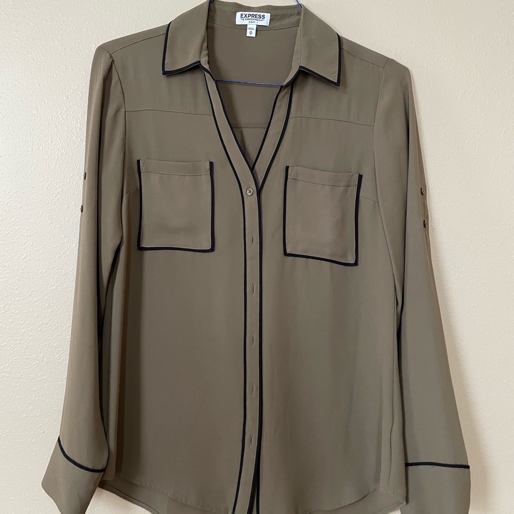Express Women’s Portofino Collared Button Up Blouse